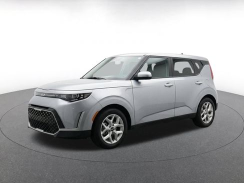 Used 2025 Kia Soul LX w/ LX Technology Package FWD image 3
