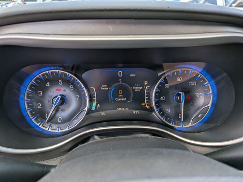 Used 2024 Chrysler Pacifica Touring-L FWD image 29
