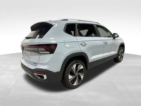 New 2026 Volkswagen Taos SE image 6