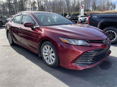 Used 2018 Toyota Camry LE image 5