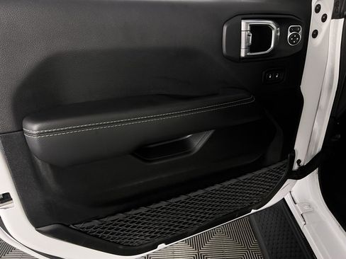 Used 2022 Jeep Wrangler Unlimited Sahara image 25