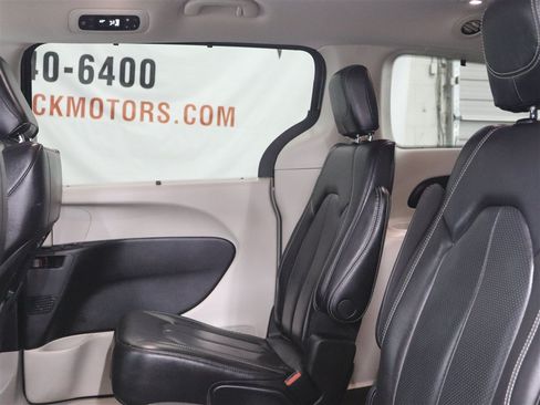 Used 2022 Chrysler Pacifica Touring-L FWD image 16