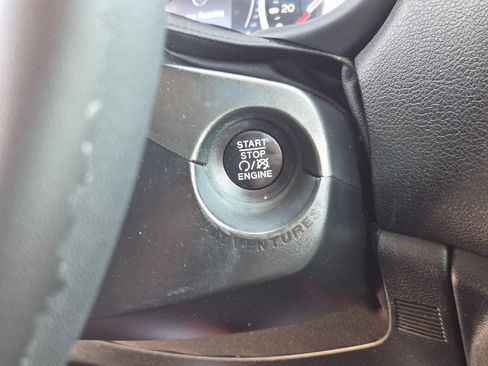 Used 2018 Jeep Renegade Latitude FWD image 20