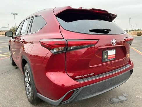 Used 2023 Toyota Highlander XLE FWD image 4