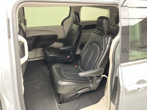 Used 2024 Chrysler Pacifica Touring-L image 10