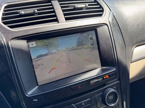 Used 2018 Ford Explorer XLT w/ Equipment Group 202A AWD/4WD image 13