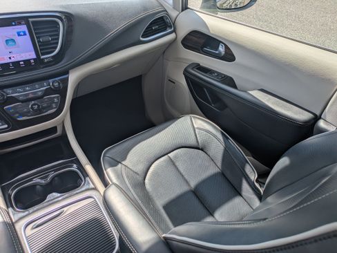 Used 2022 Chrysler Pacifica Limited image 17