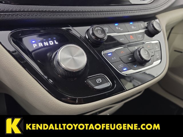 Used 2018 Chrysler Pacifica Limited w/ Advanced Safetytec Group FWD image 16