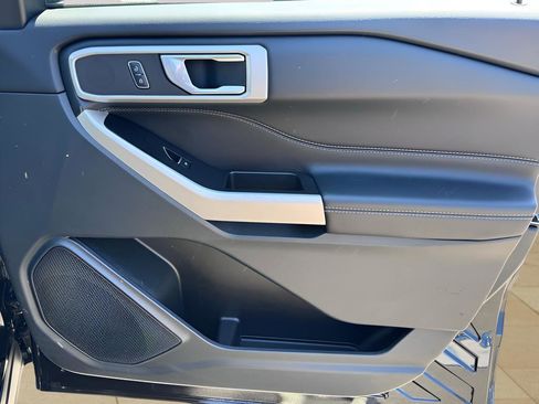 Used 2022 Ford Explorer XLT w/ Equipment Group 202A image 10