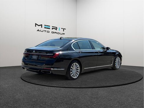 Used 2022 BMW 740i w/ Premium Package image 9