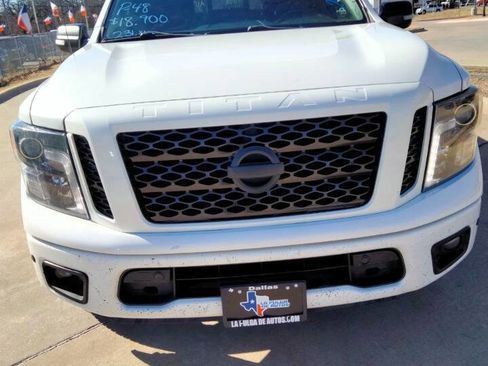 Used 2019 Nissan Titan SV w/ SV Convenience Package image 2