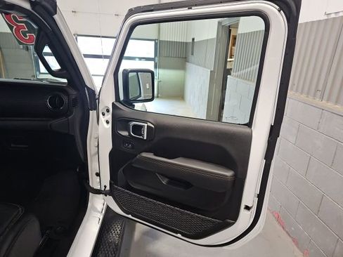 Used 2023 Jeep Gladiator Overland AWD/4WD image 23