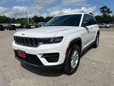 Used 2024 Jeep Grand Cherokee Laredo RWD image 3