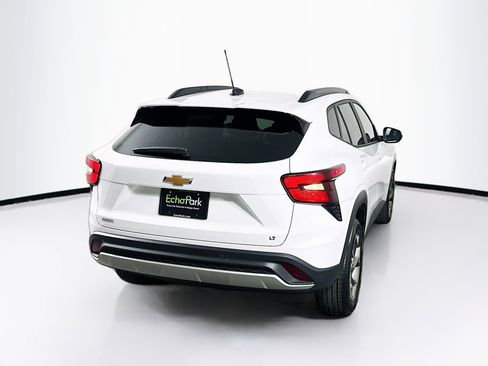 Used 2025 Chevrolet Trax LT w/ LT Convenience Package image 9