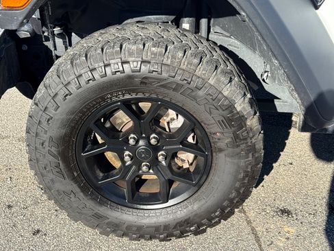 Used 2025 Jeep Wrangler Willys image 14