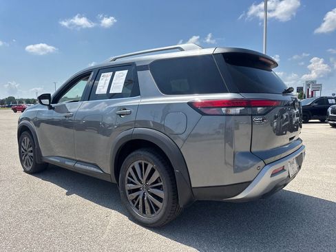 Used 2022 Nissan Pathfinder SL w/ SL Premium Package FWD image 4