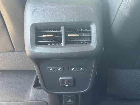 Used 2023 Chevrolet Equinox Premier image 23