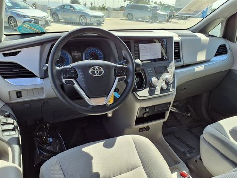 Used 2020 Toyota Sienna L image 9