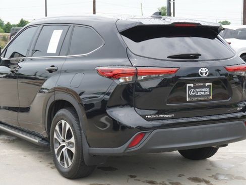 Used 2022 Toyota Highlander XLE FWD image 9