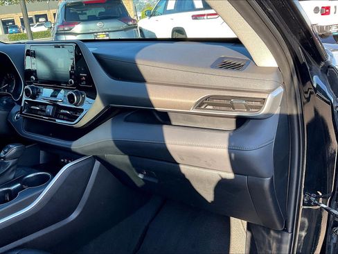Used 2020 Toyota Highlander XLE image 15
