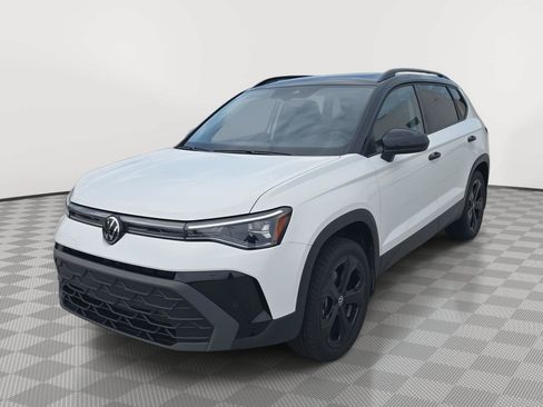 Used 2025 Volkswagen Taos SE AWD/4WD image 3