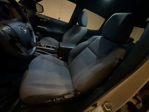 Used 2019 Toyota Tacoma TRD Off-Road image 11