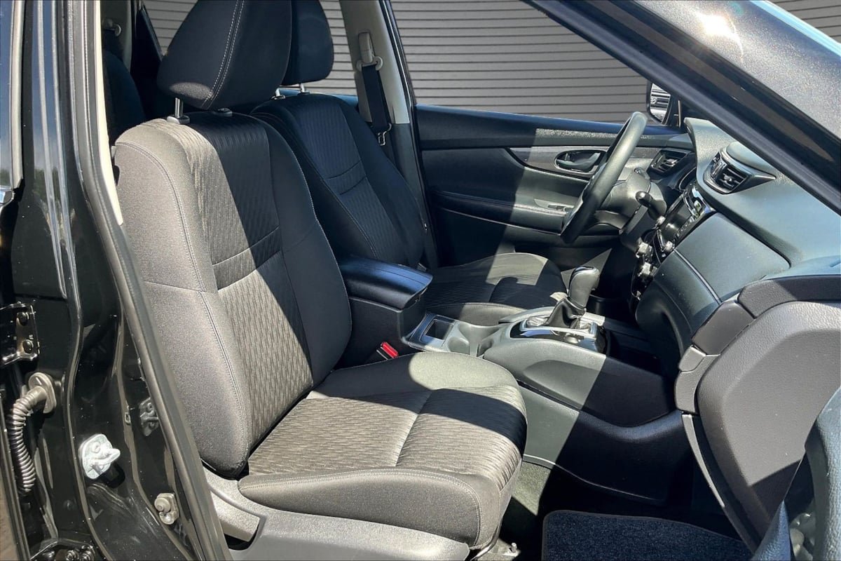 Used 2020 Nissan Rogue S FWD image 27