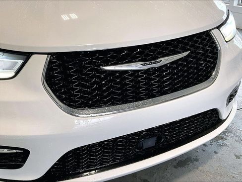 Used 2023 Chrysler Pacifica Touring-L FWD image 31