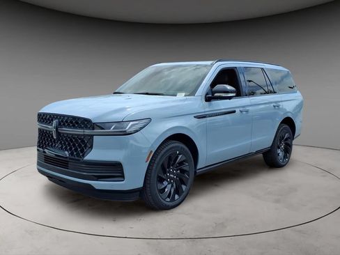New 2026 Lincoln Navigator Reserve w/ Jet Appearance Package AWD/4WD image 1