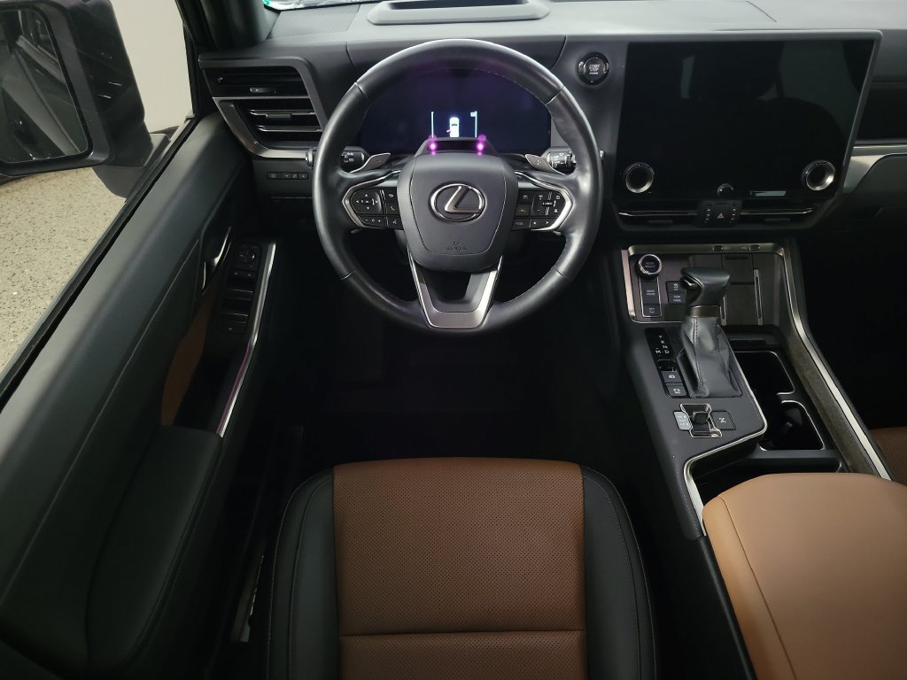 Used 2024 Lexus GX 550 w/ Accessory Package (Z1) AWD/4WD image 11