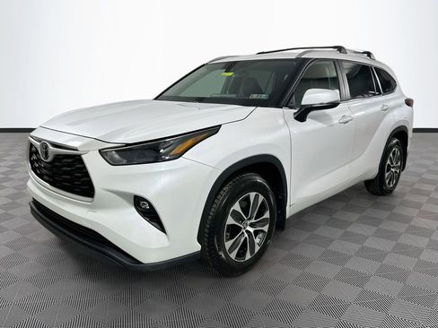 Used 2023 Toyota Highlander XLE AWD/4WD image 3