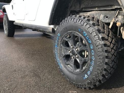 Used 2021 Jeep Gladiator Willys image 12