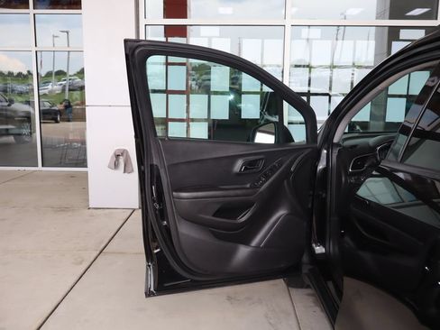 Used 2021 Chevrolet Trax LT w/ Midnight Edition FWD image 13
