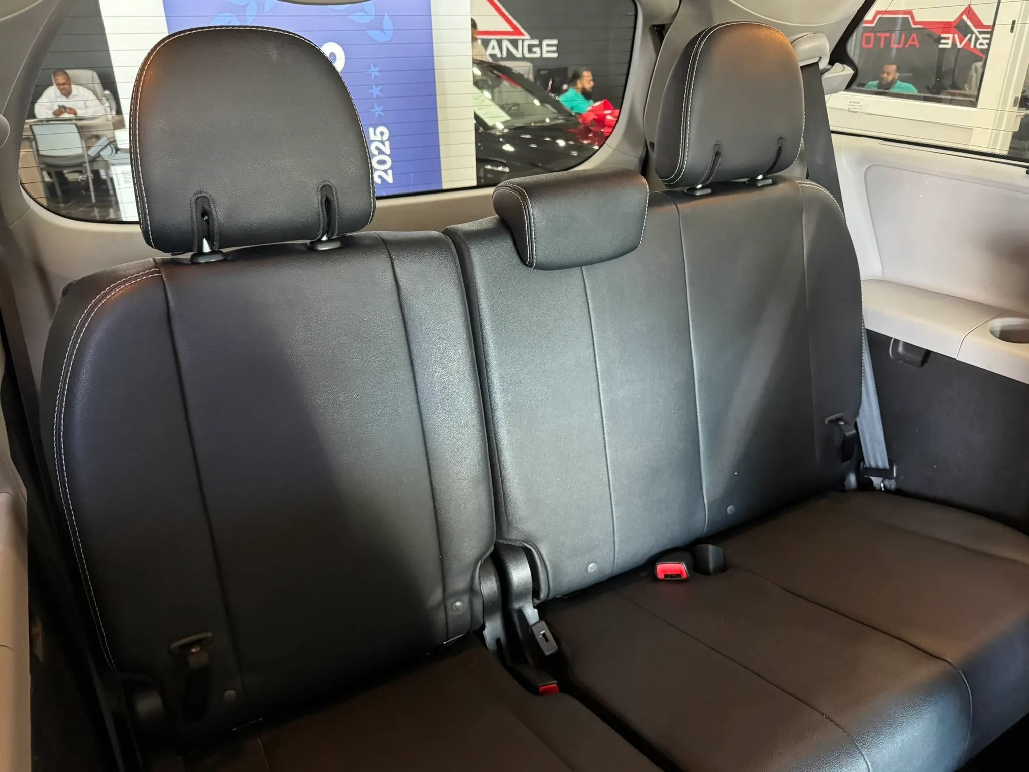 Used 2017 Toyota Sienna SE Premium FWD image 31