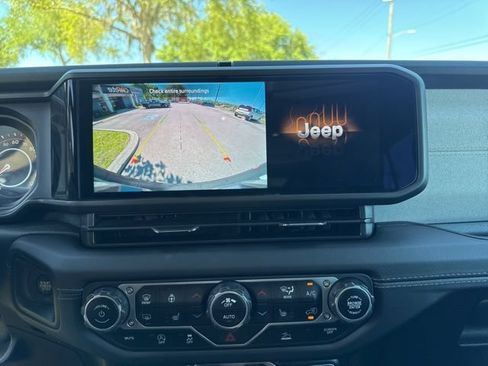 Used 2025 Jeep Wrangler Unlimited Sahara AWD/4WD image 28