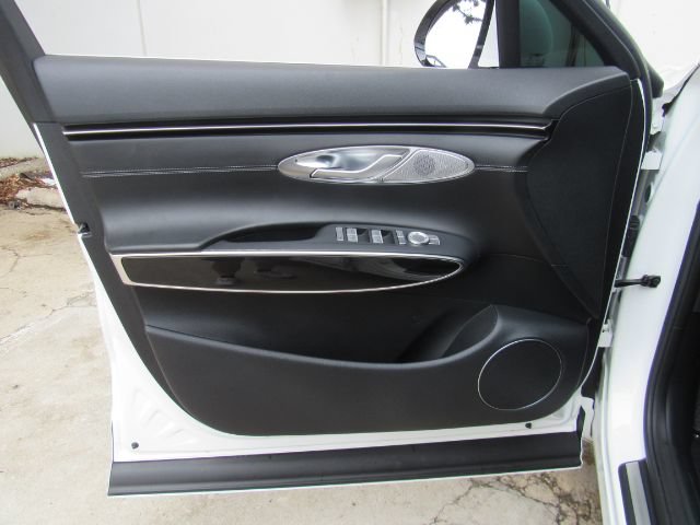 Used 2022 Genesis GV70 2.5T AWD/4WD image 13