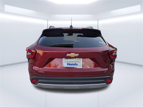 Used 2025 Chevrolet Trax LT w/ LT Convenience Package image 5