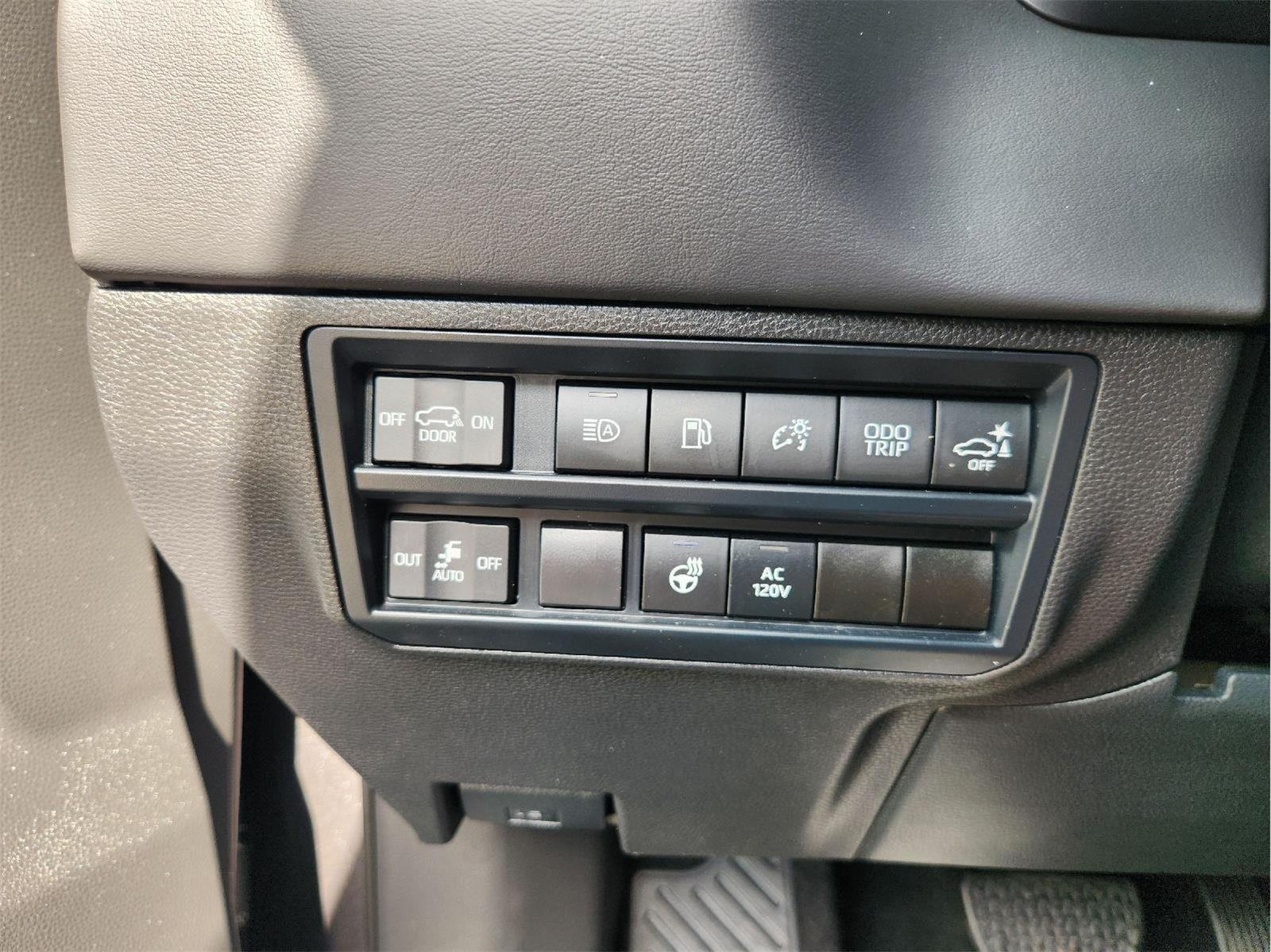 Used 2024 Toyota Sequoia Platinum AWD/4WD image 21