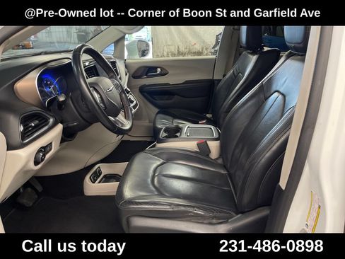 Used 2017 Chrysler Pacifica Touring-L Plus w/ Advanced Safetytec Group FWD image 15