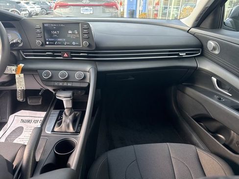 Certified 2025 Hyundai Elantra SE image 30