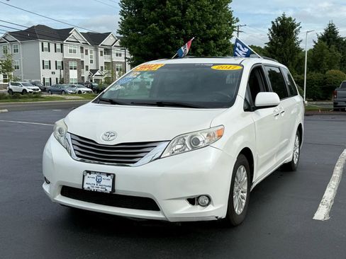 Used 2017 Toyota Sienna XLE w/ XLE Navigation Package FWD image 3