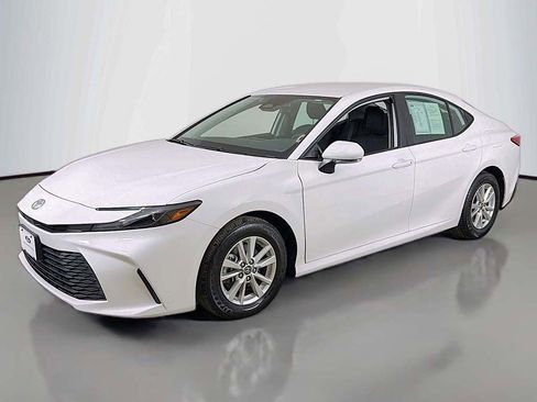 Used 2025 Toyota Camry LE image 6