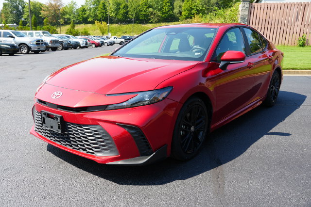 Used 2025 Toyota Camry SE FWD image 3