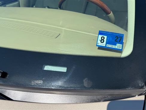 Used 2011 Lincoln Town Car Signature Limited RWD image 3