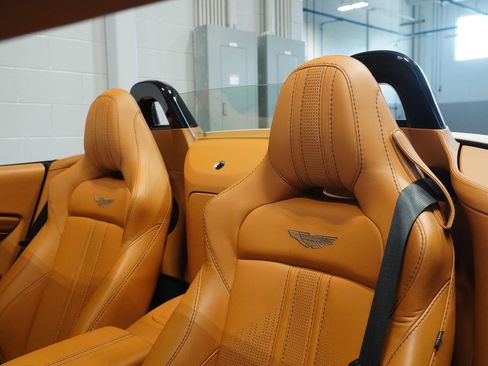 Used 2021 Aston Martin V8 Vantage Roadster RWD image 15