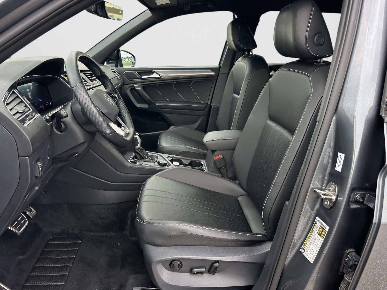 Certified 2024 Volkswagen Tiguan SE R-Line AWD/4WD image 16