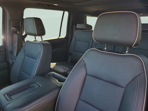 Used 2023 GMC Yukon XL SLT w/ SLT Luxury Package AWD/4WD image 18