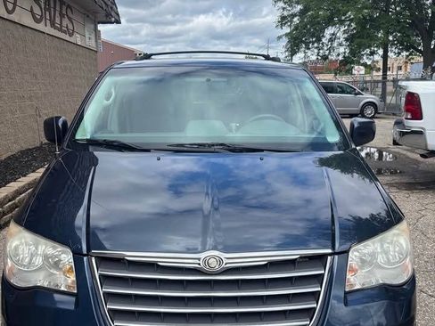 Used 2009 Chrysler Town & Country Touring FWD image 5