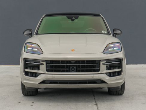 Used 2025 Porsche Cayenne GTS AWD/4WD image 4