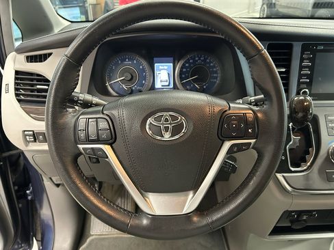 Used 2019 Toyota Sienna XLE w/ XLE Navigation Package FWD image 11
